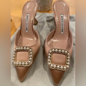 NEW Manolo Blahnik Fabetamu Sz 37 Beige Rose
